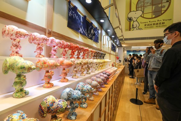 參觀者於海港城美術館的史諾比主題藝術展覽，欣賞日本京都傳統工藝。