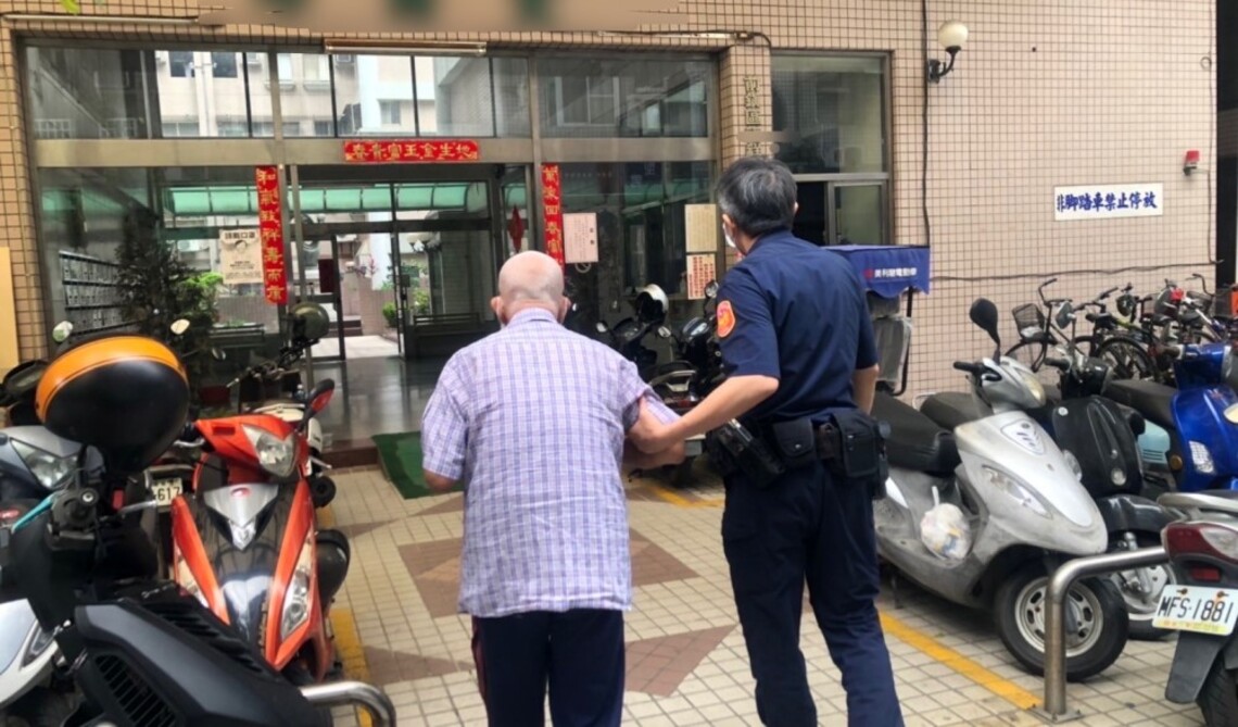 95歲的珍壽阿公騎鐵馬市區迷途   警方溫馨送返家