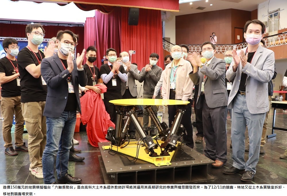 可能是 9 個人、大家站著和室內的圖像