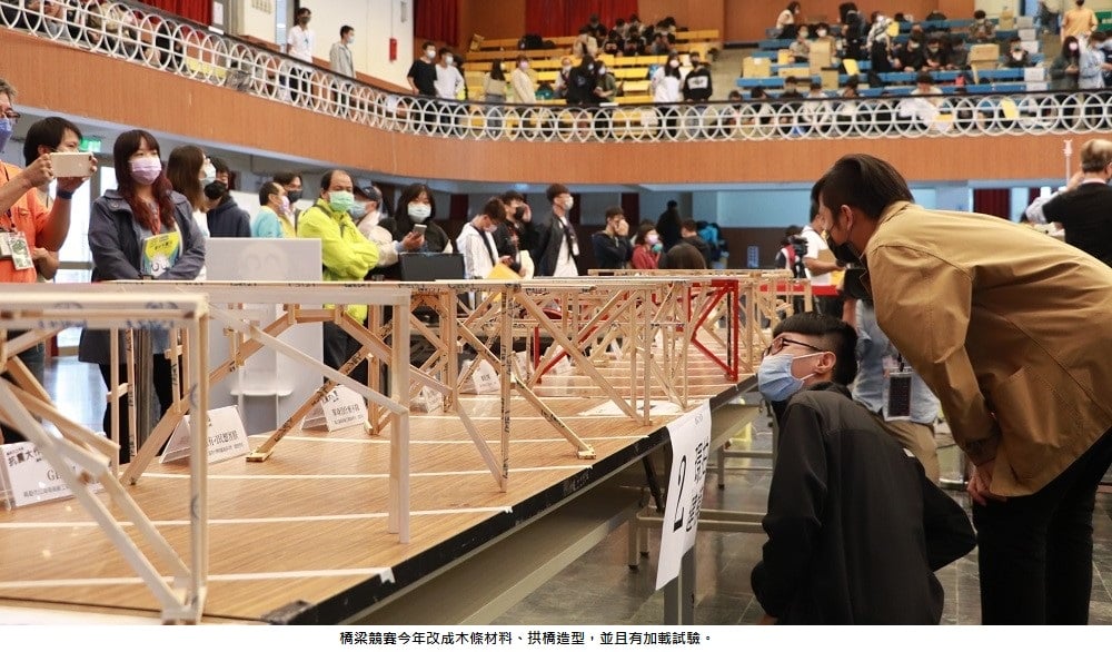 可能是 5 個人、大家站著和室內的圖像