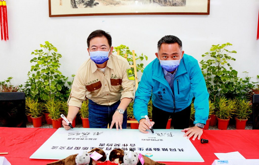 莊福文化教育基金會與金門縣政府攜手共同打造金門在地保育平台,由基金會董事長 賴振融(圖左)與金門縣長 楊鎮浯(圖右)簽署合作契約。(圖/金門縣政府提供)