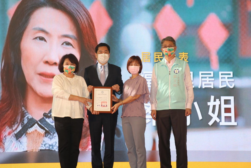 市長與內政部政務次長陳宗彥(左二)頒感謝狀給當地居民