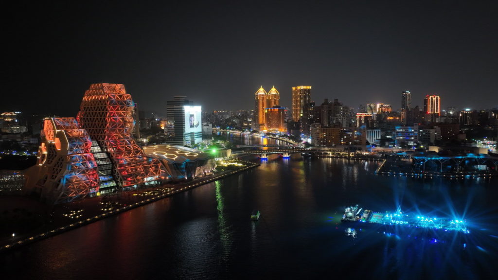 愛河流域及灣區透過「光」串聯,依據上游至下游各區域的歷史發展脈絡給予不同主題的燈光色溫(昕諾飛提供)