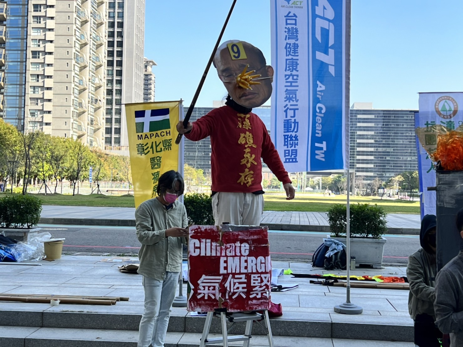 環團連日主張護藻礁反空汙 盧秀燕:若護藻礁通過也不能懲罰台中 88 S 1269971