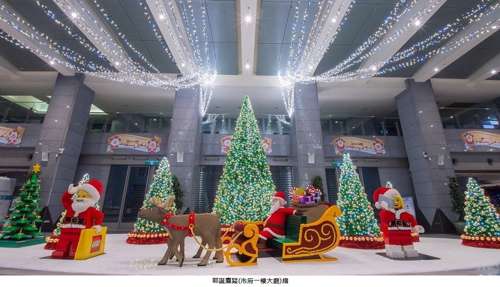 可能是聖誕樹和室內的圖像