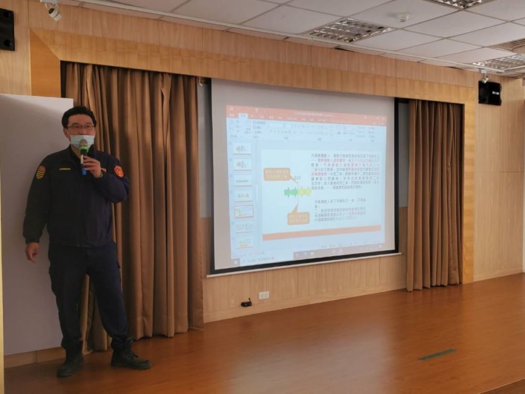 南港分局派員至成德國小樂齡班宣導交通安全