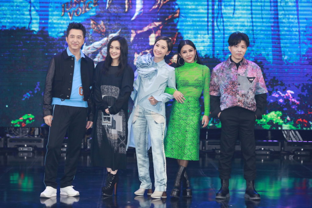 小宇(右一)、艾怡良(右二)擔任飛行導師(圖-聲林之王3提供)