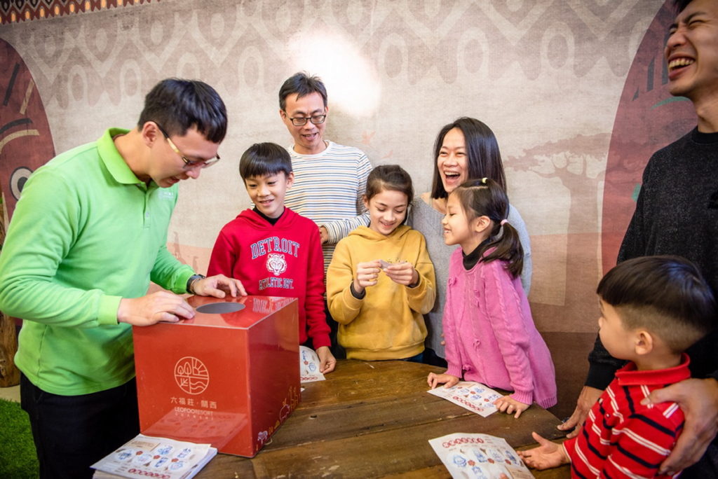 入住即可參加「福」虎生風新春闖關遊戲,闖關成功還有機會享有現場抽獎資格,好禮包括六福莊住宿券、動物體驗券、體驗折扣券等豐富好禮。(圖/六福旅遊集團提供)