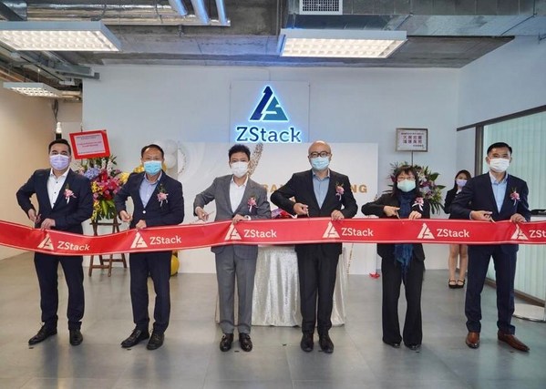 (左起)達訊電腦工程顧問有限公司總監及總經理吳保堂、中國電信國際有限公司企業客戶部副總裁朱暉、雲軸資訊科技(香港)有限公司銷售副總裁潘自強、阿里雲智能港澳台地區及菲律賓總經理劉彬星、投資推廣署資訊及通訊科技主管周寶芬、雲軸資訊科技(香港)有限公司銷售總監單振榮 (左起)達訊電腦工程顧問有限公司總監及總經理吳保堂、中國電信國際有限公司企業客戶部副總裁朱暉、雲軸資訊科技(香港)有限公司銷售副總裁潘自強、阿里雲智能港澳台地區及菲律賓總經理劉彬星、投資推廣署資訊及通訊科技主管周寶芬、雲軸資訊科技(香港)有限公司銷售總監單振榮