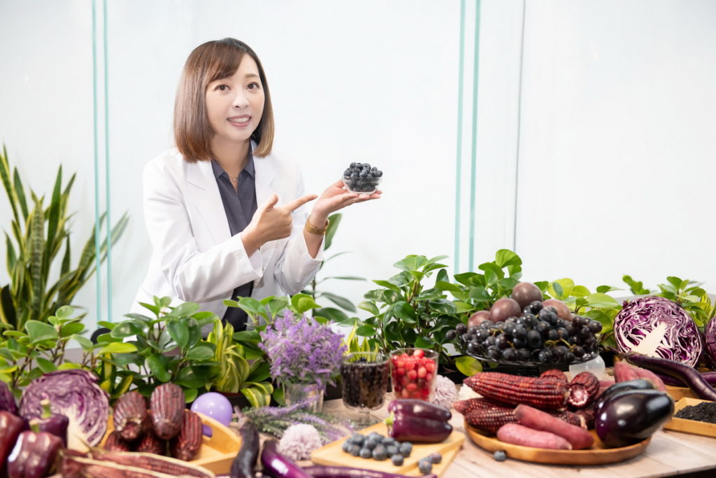 NU SKIN 營養師江佩瑾表示,飲食中可增加攝取「花青素」、「荔枝綠茶多酚」等天然抗氧化物,也可藉食用「紫色蔬果」補充能促進新陳代謝的營養素以改善健康。