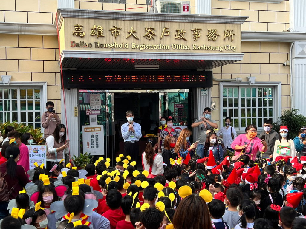 主任李堂賓親自歡迎並宣導人口政策