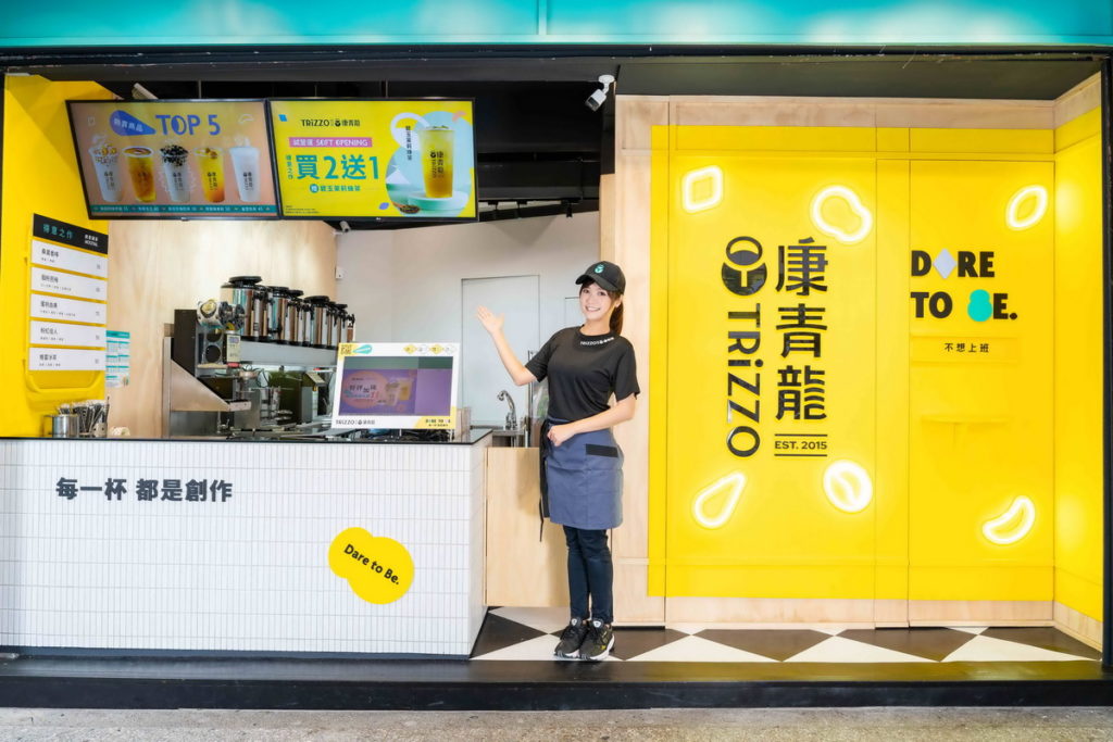 康青龍全新三代店開幕,透過多元明亮的色彩、創意豐富的幾何圖形展現新形象。