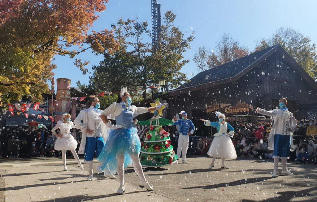 六福村飄雪耶誕遊行,充滿濃濃節慶氣氛。圖 六福村提供