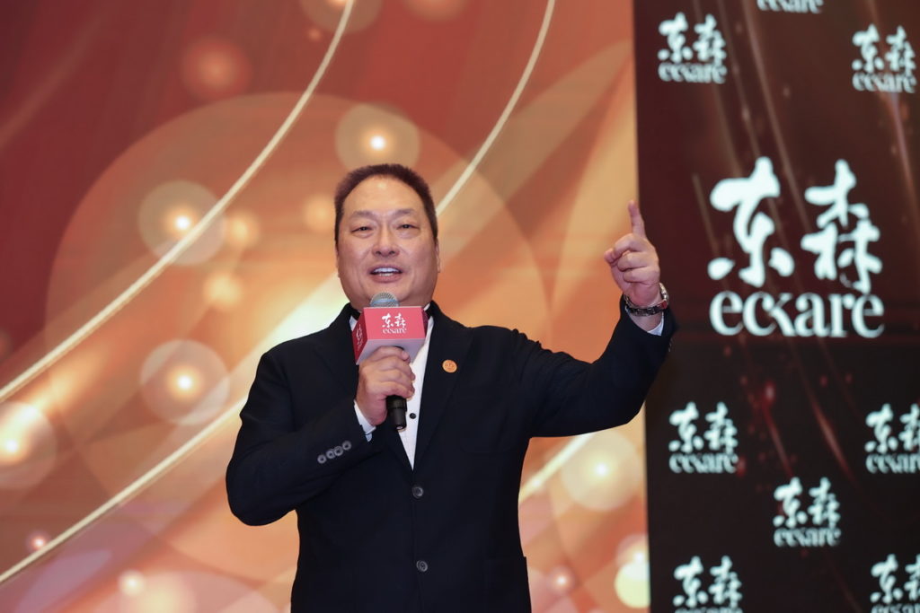 東森集團宣布年終獎金最高6個月,集團總裁王令麟宣示,2022東森購物要挑戰獲利25億。(圖/東森購物提供)