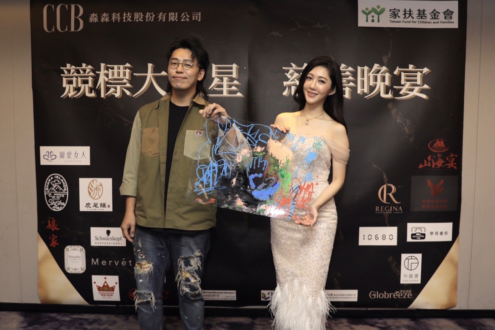 歲末送暖鄭人碩領軍競標大明星 家扶:感謝企業愛心捐贈無窮世代 71 CCB王晴與傅星翰合影 淼森科技 1