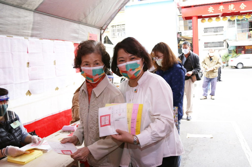 黃敏惠市長陪母親一起投票