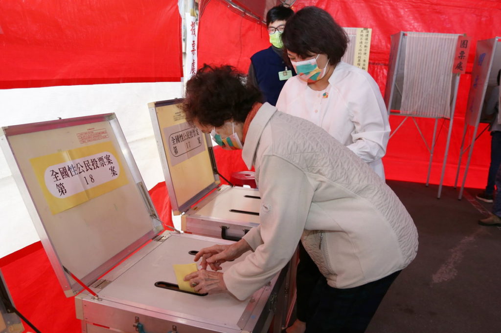黃敏惠市長陪母親一起投票