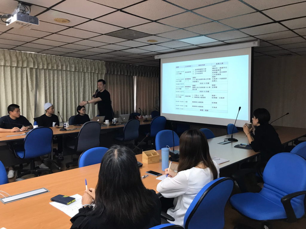 設計師莊濟寰於「內部館員共識工作坊」與館員說明視覺設計的與美術館品牌的關係與