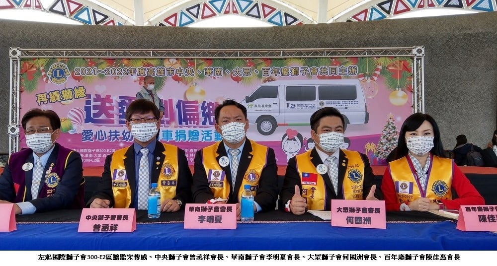 可能是 5 個人和大家站著的圖像