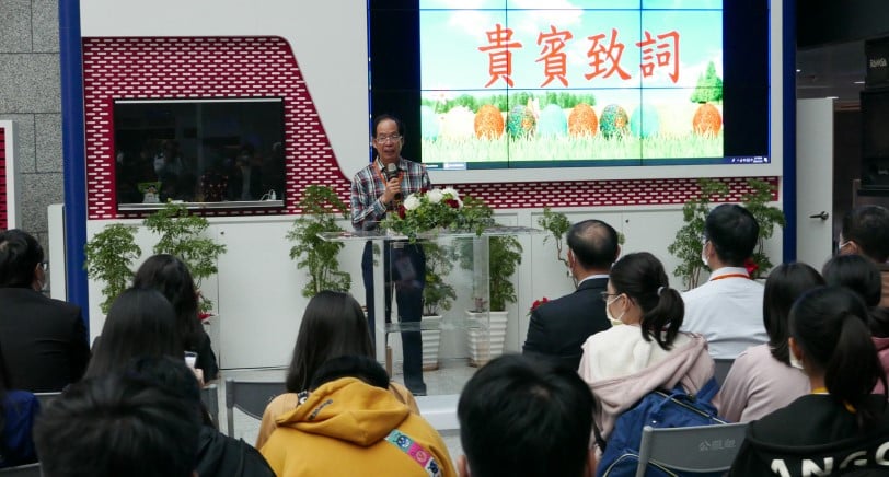 可能是 10 個人和大家站著的圖像