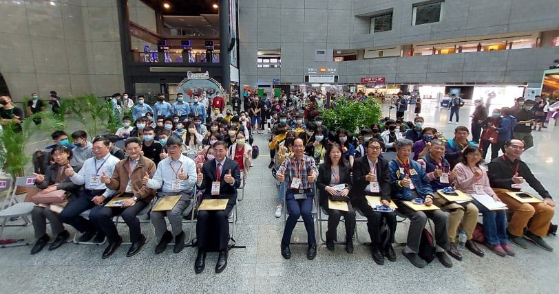 可能是 1 人、坐著和站立的圖像