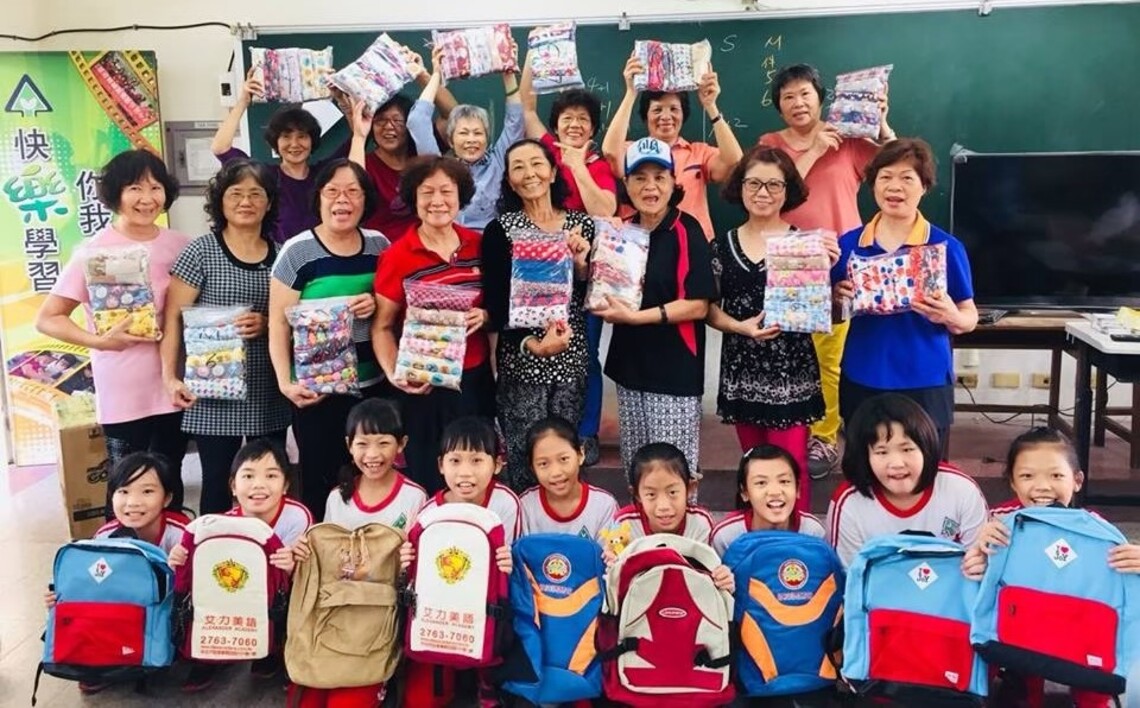 5年縫製3000件小洋裝送愛非洲 林園區樂齡學習中心獲全國樂齡教育奉獻獎