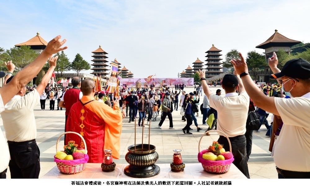 可能是 4 個人、大家站著、寺廟和戶外的圖像