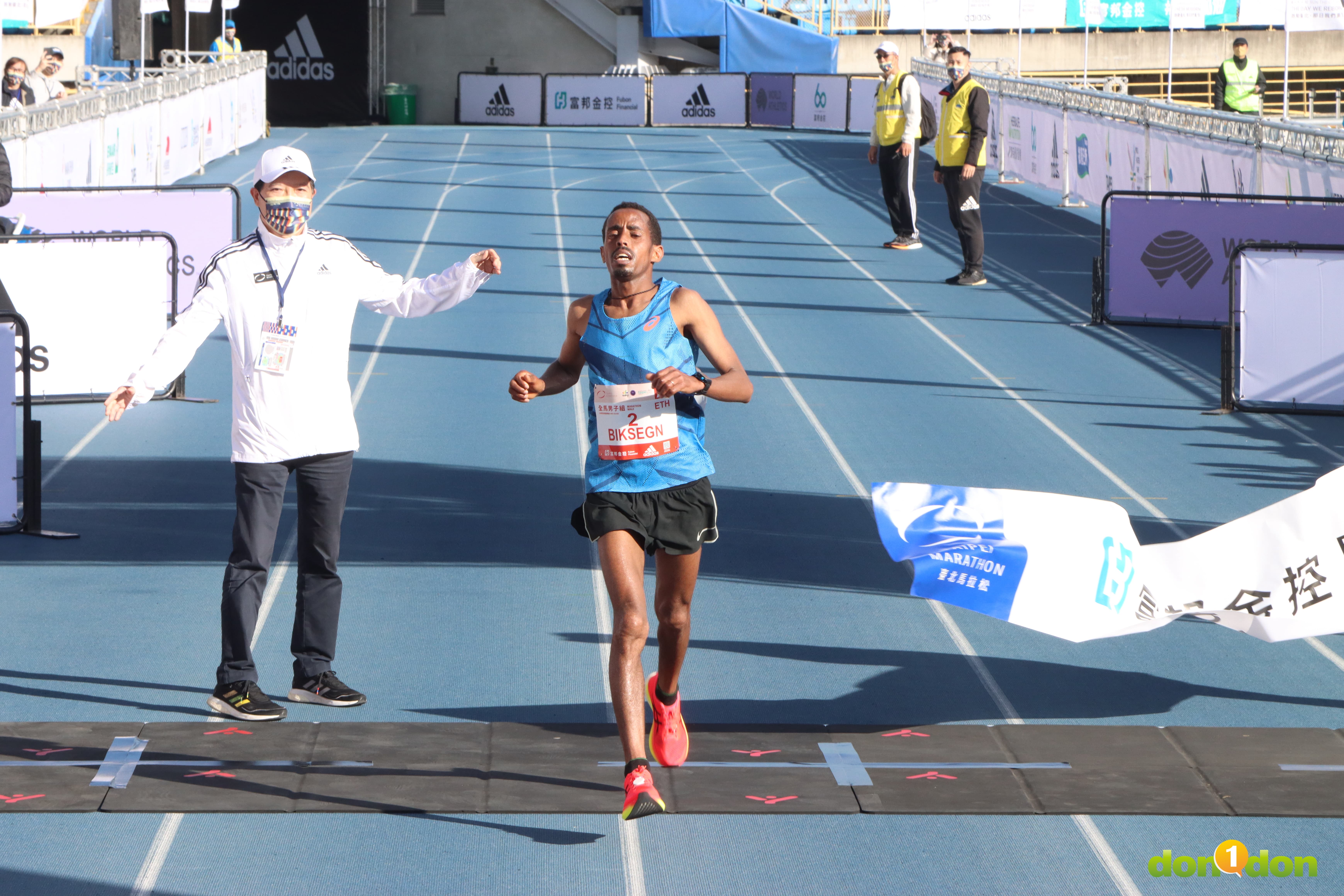 Demeke Kasaw BIKSEGN 逆轉跑出大會成績 2 小時 11 分 41 秒,拿下 2021 臺北馬拉松總冠軍!