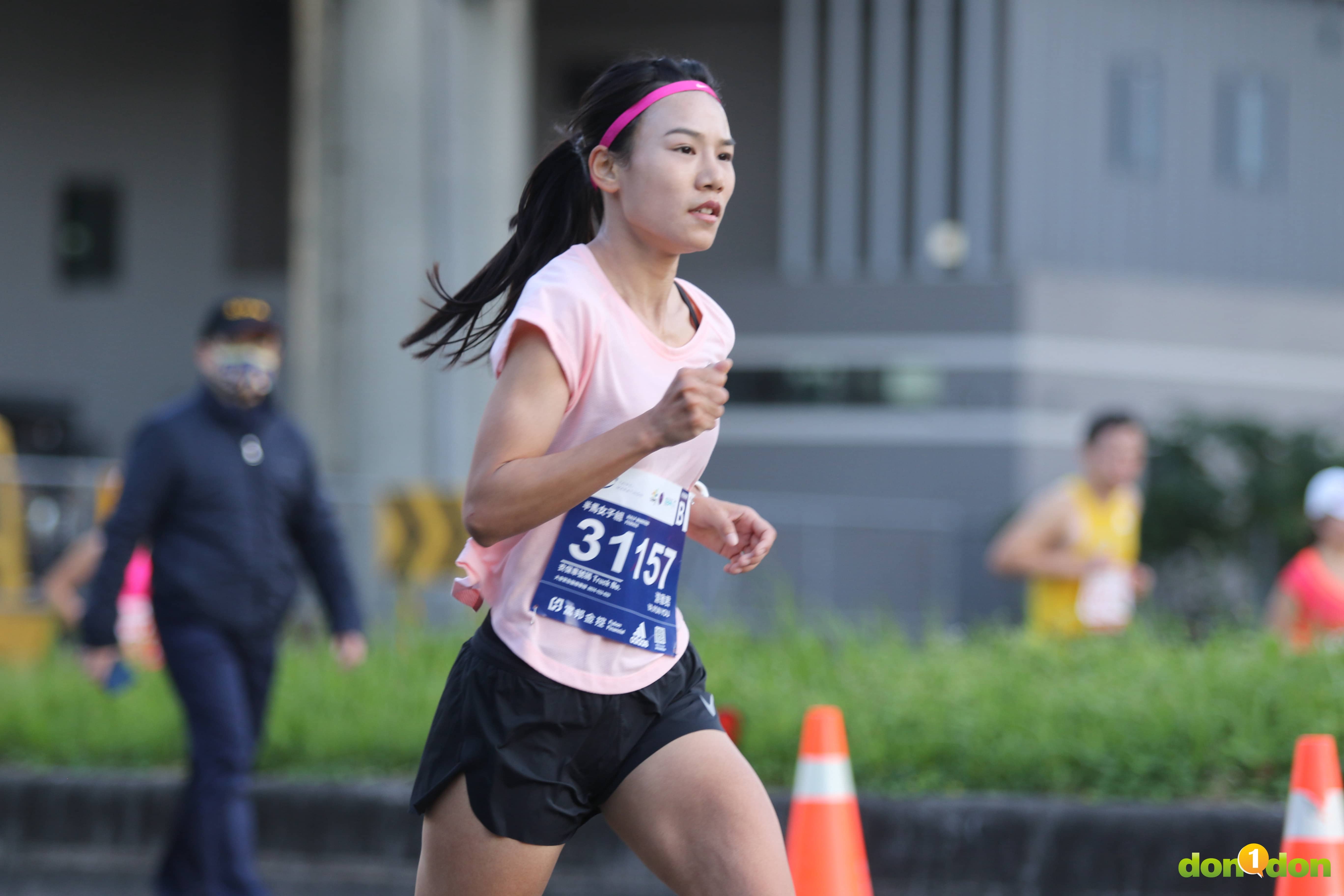 「玉兔女神」游雅君,成績 1 小時 18 分 15 秒。