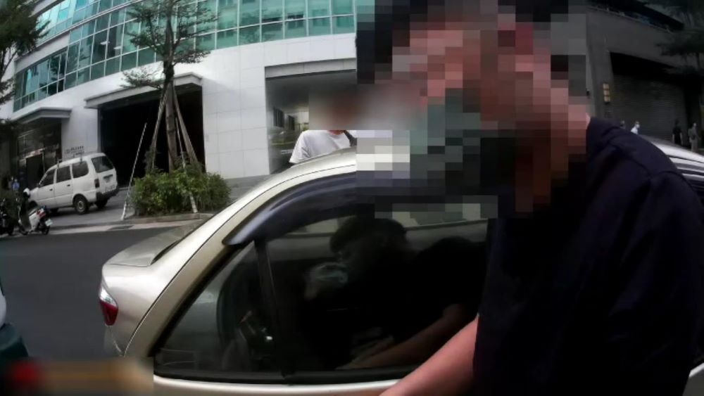 警方攔查車輛並喝令下車
