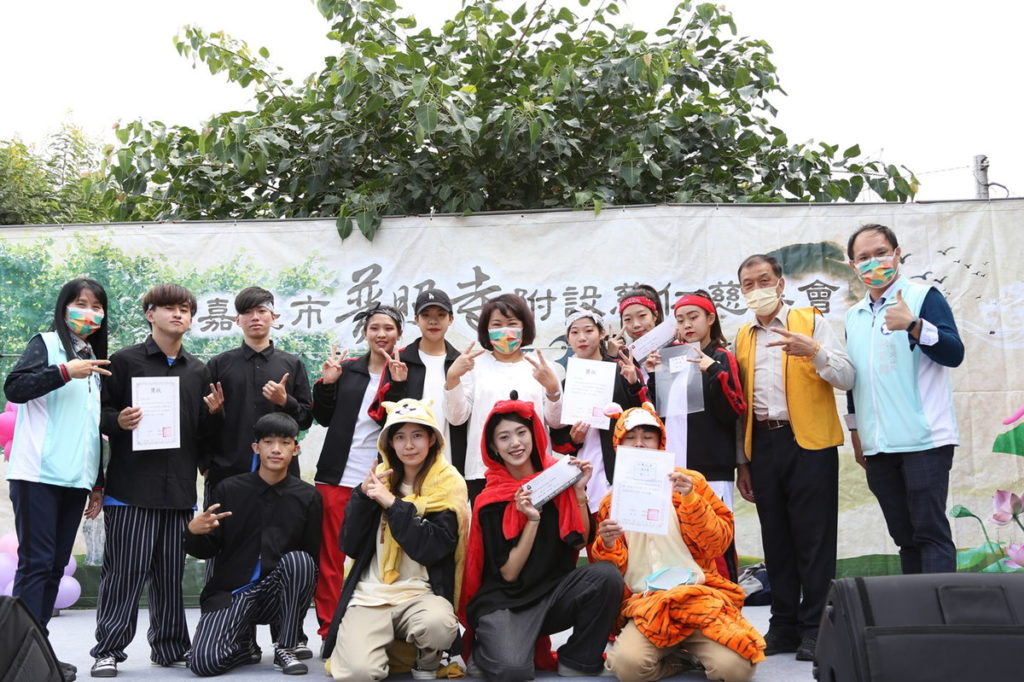 普照寺慈善會33週年會員聯誼大會_黃敏惠市長為街舞比賽得獎者頒獎