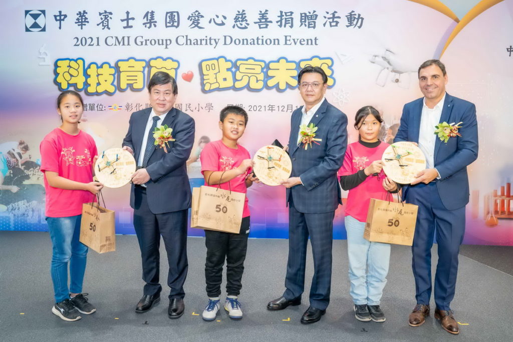 水尾國小小朋友於活動現場親自贈送中華賓士集團高階主管自製無人機教具,作為活動最佳紀念品。