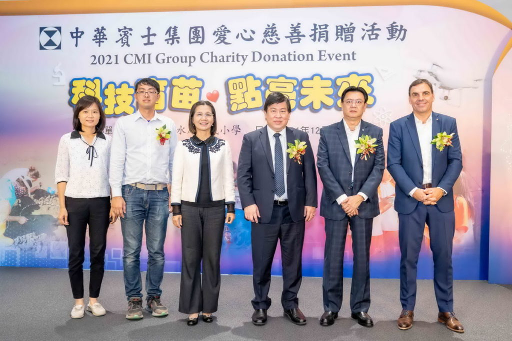 水尾國小師長與中華賓士集團長官於活動現場合影留念。