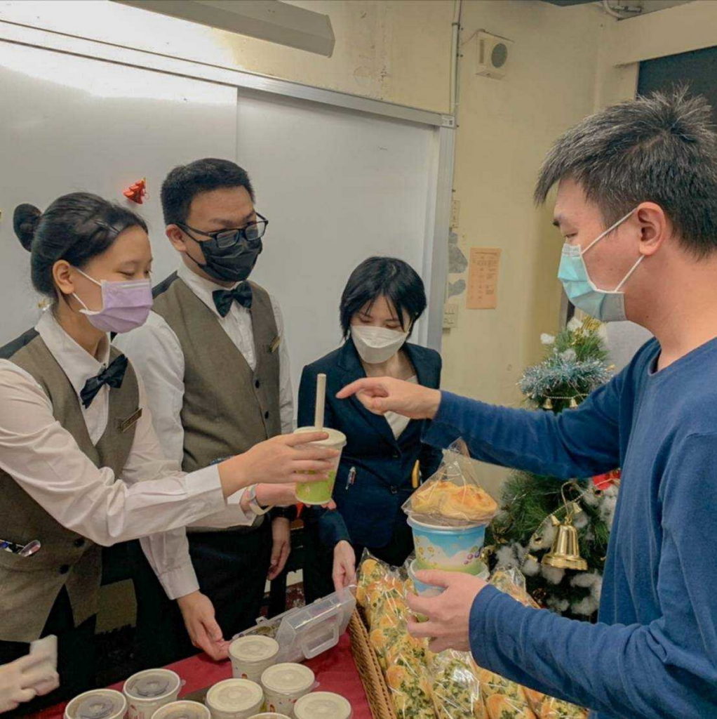 校慶園遊會以「聖誕68號環島慶典」為主題,結合聖誕與台灣美食小吃。開平餐飲學校/提供