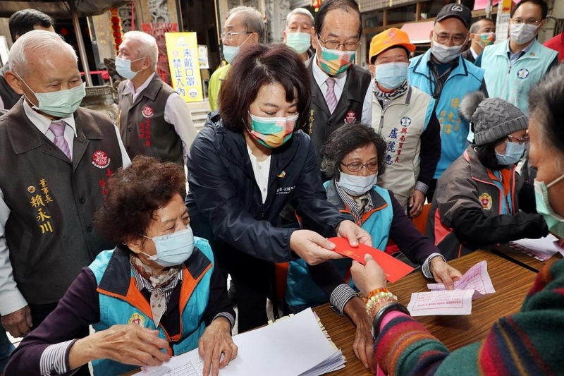 嘉義市城隍廟冬令救濟 溫暖我嘉