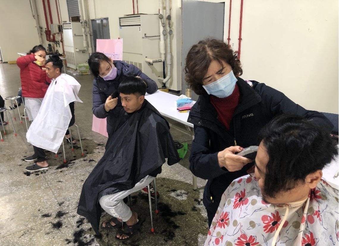歲末年終，漁業署為關懷外籍船員，南北同步辦理義診義剪及關懷活動