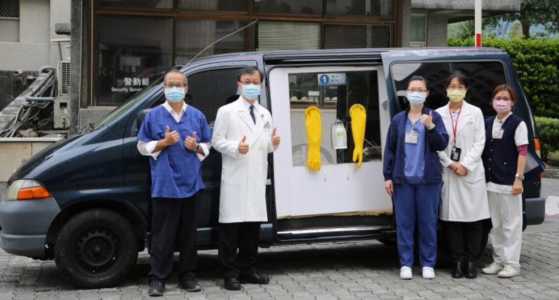 因應春節國外返鄉人潮　 花蓮慈院設計行動防疫採檢車