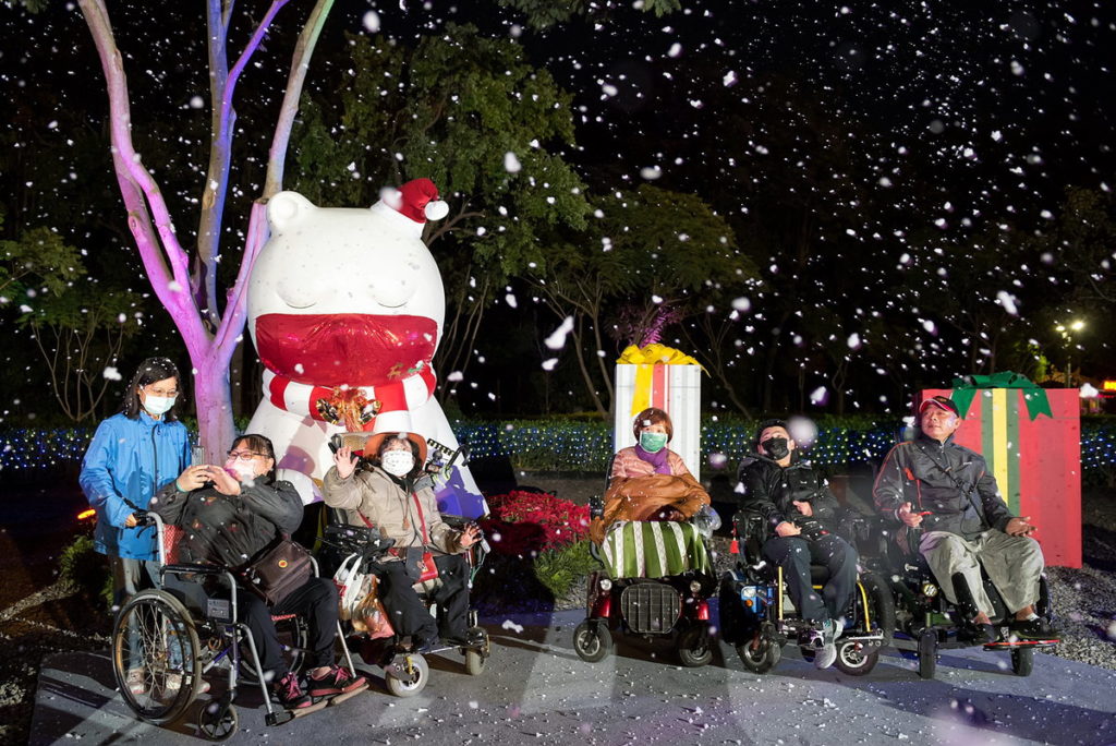 有愛無礙 身障朋友相約大白熊聖誕雪景區賞雪