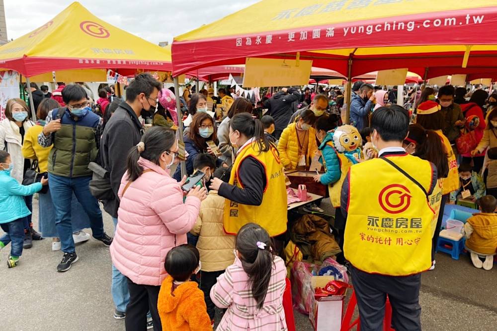 FUN心過聖誕!永慶房屋與地方一起共好成長 串聯鄰里分享愛 80 現場攤位以不同年齡層作區分,有豐富的適齡體驗課程讓小朋友探索自我 1