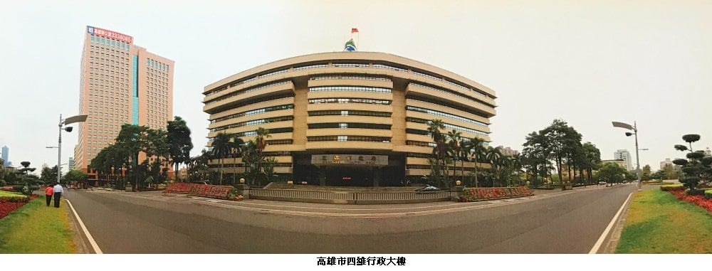 可能是 2 個人、戶外和文字的圖像