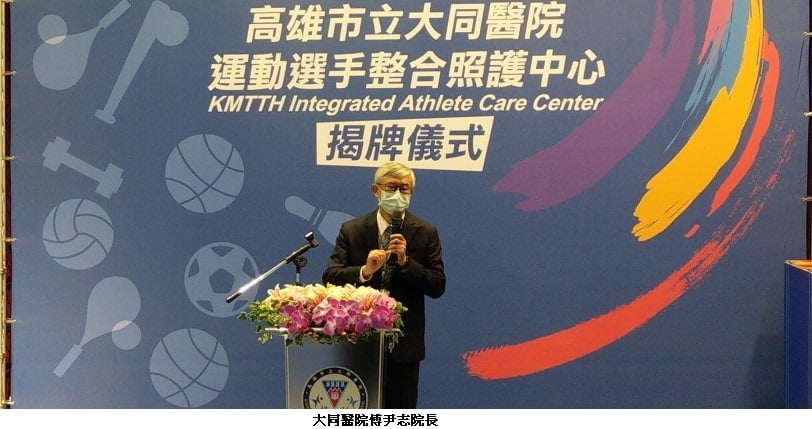 可能是 1 人、站立和文字的圖像