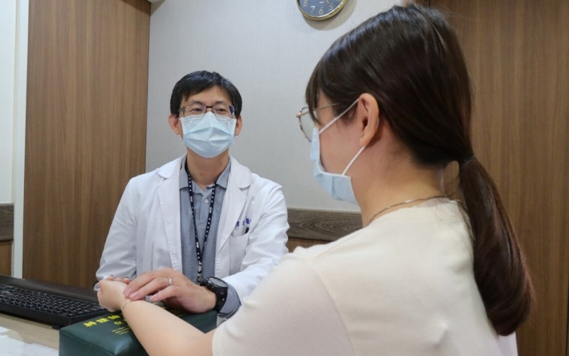 天冷就頭痛！ 她全年穿襪子睡覺都沒用  高市聯醫「三九貼」改善