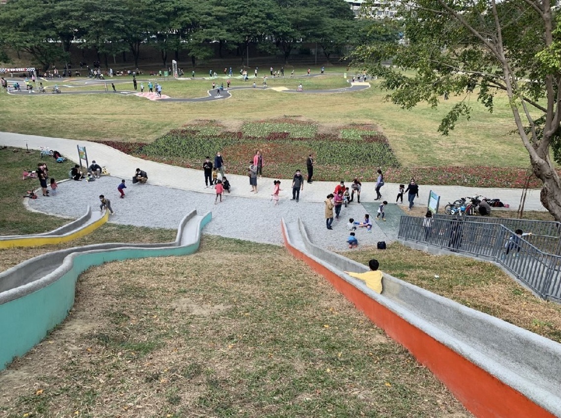 高雄首座滯洪池遊戲場正式啟用