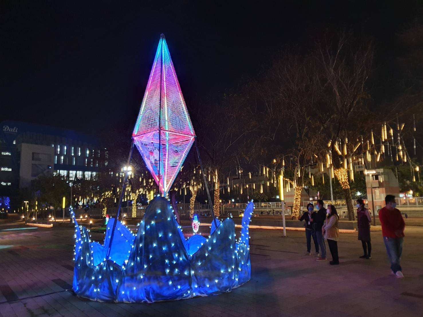 ▲燈光造景布置,歡樂聖誕節。(圖/臺中市政府文化局提供)