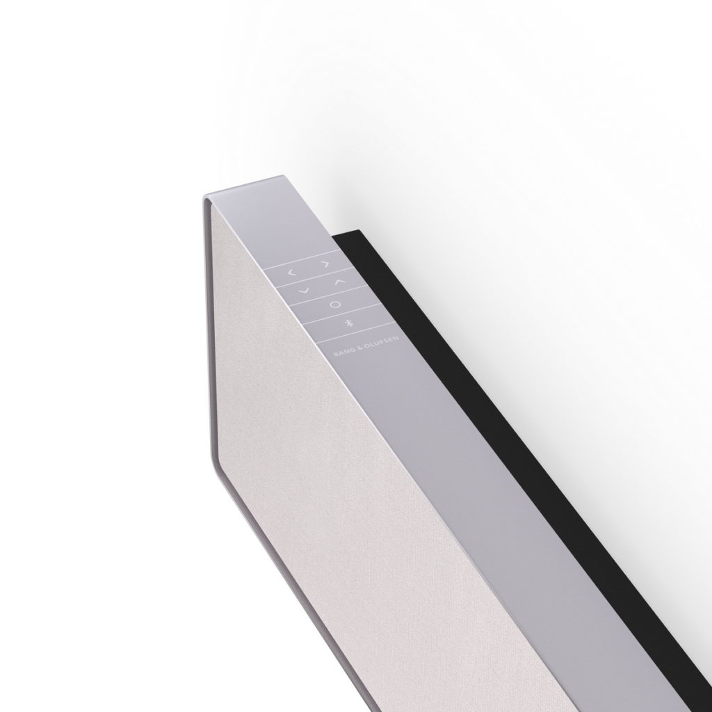 Beosound Stage把最先進的音頻技術與無縫設計相互結合,功能強大且無需額外添置低音揚聲器,打造出沉穩有力的音效