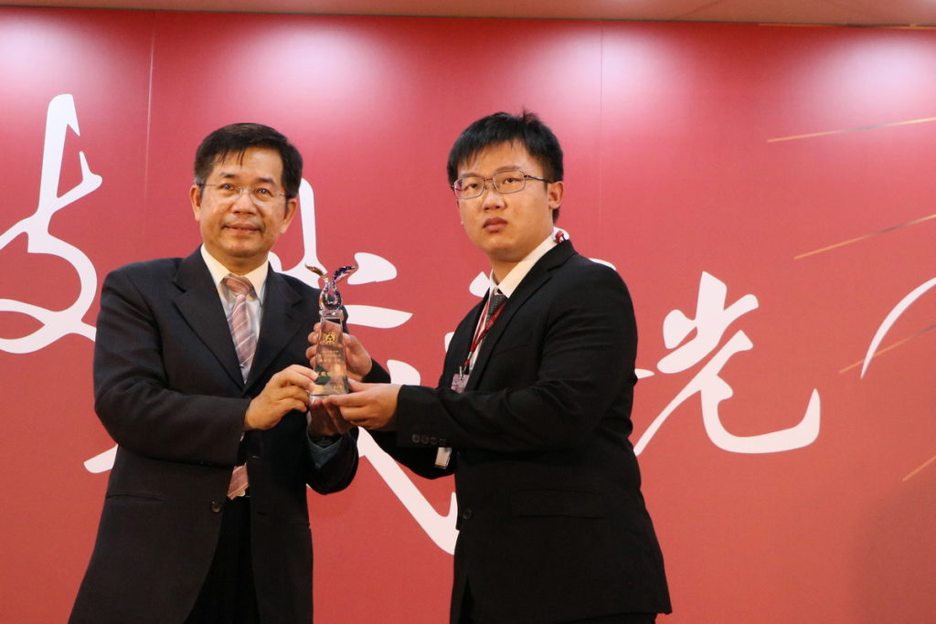 吳鳳科技大學陳加哲榮獲教育部技職之光,由教育部長潘文忠親自頒獎