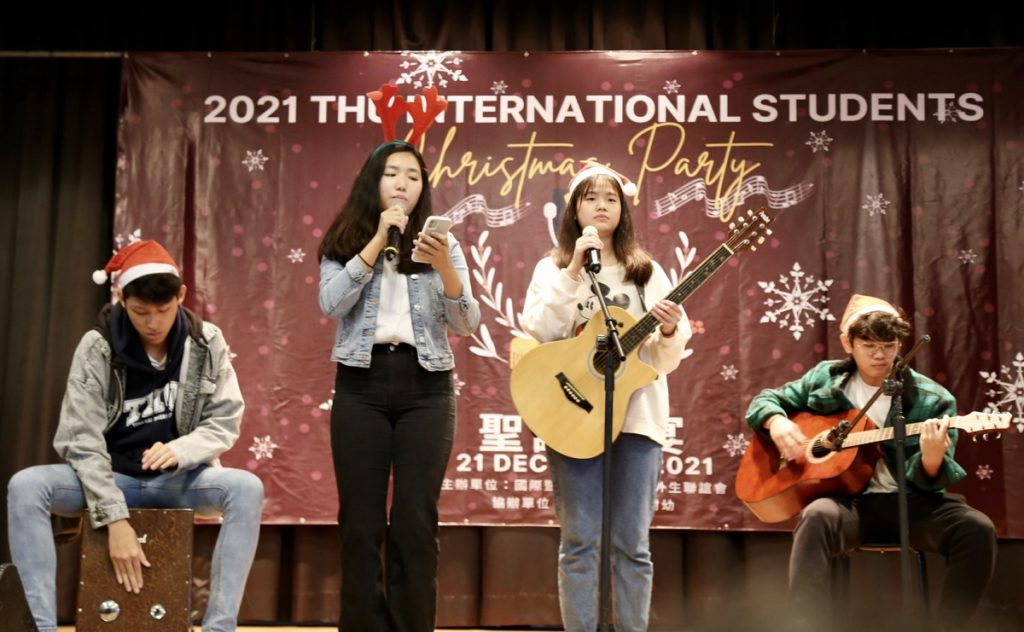 東海大學舉辦境外生溫馨聖誕餐會,印尼學生表演。(圖/東海大學提供)