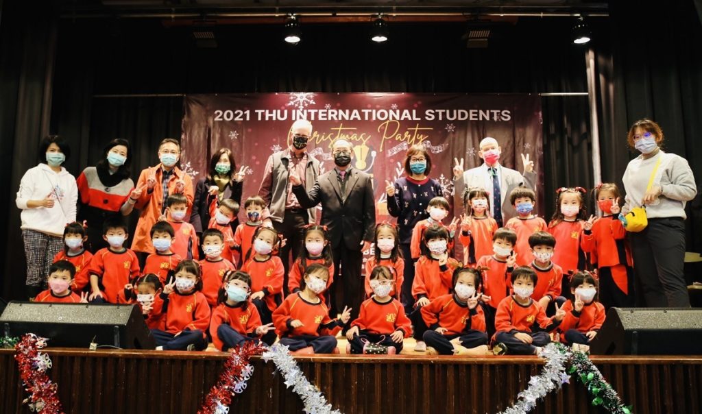 東海大學校長王茂駿及國際長蔡亞平,以及校內師長和東大附小學生合影。(圖/東海大學提供)