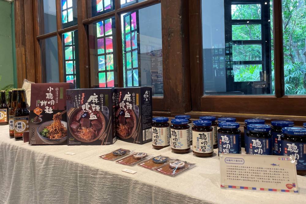 松菸聖誕5大亮點! 一路陪你嗨跨年 69 「嘉義風土主題特展—不只是雞肉飯!」展出林聰明沙鍋魚頭周邊商品沙茶聰明醬、拌麵 1
