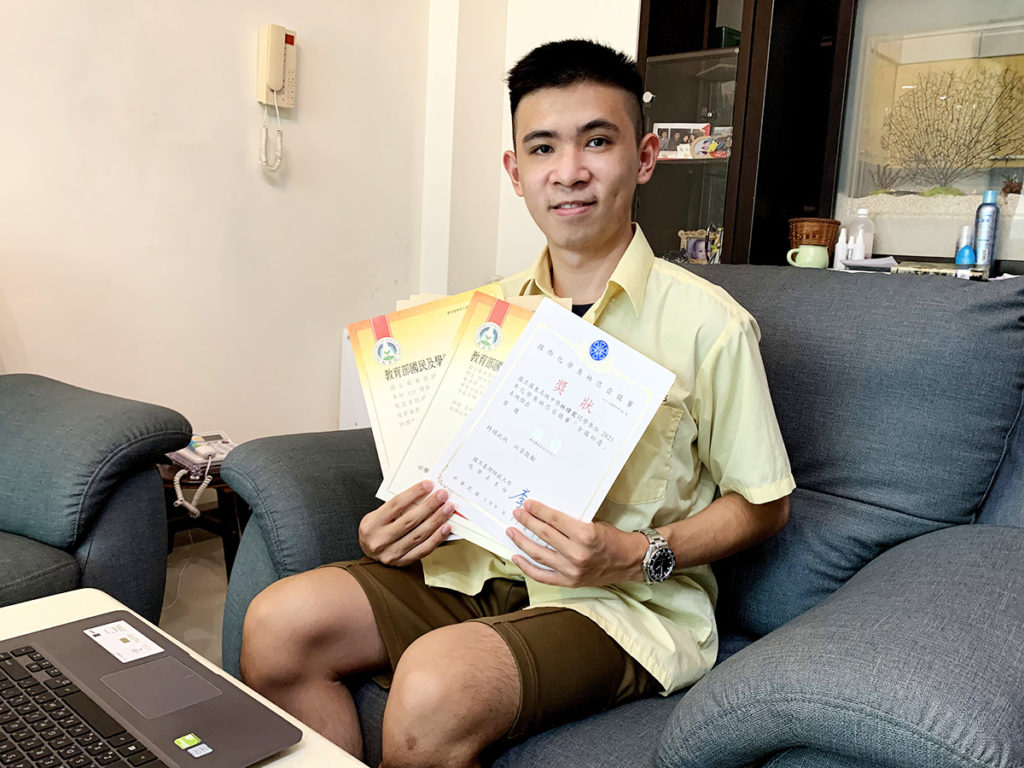 升學王學員林煒宸學業表現優異,於110指考奪得高分並達成全宜蘭縣第二、三類組雙冠王成就。(三貝德/攝影提供)